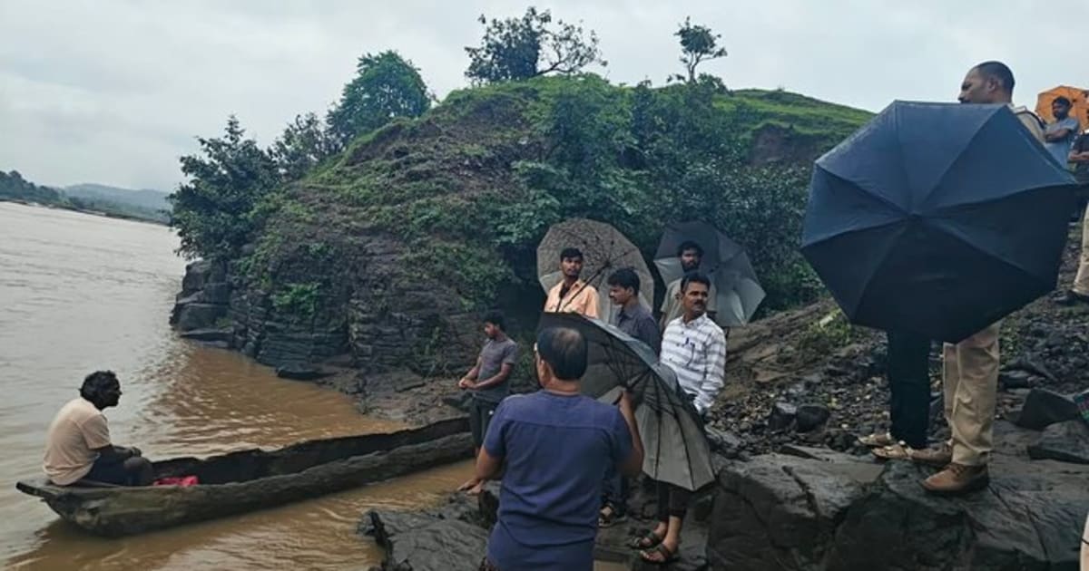 मंडला- कलेक्टर के निर्देश पर मोहगांव के ग्राम झुरगी पोंडी में नदी घाट का निरीक्षण, बचाव सामग्री की वितरित