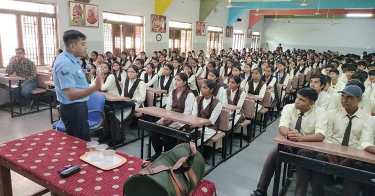 बडवानी : भारतीय वायु सेना में अग्निवीरवायु भर्ती प्रक्रिया पर विद्यार्थियों को दिया गया विस्तृत प्रशिक्षण