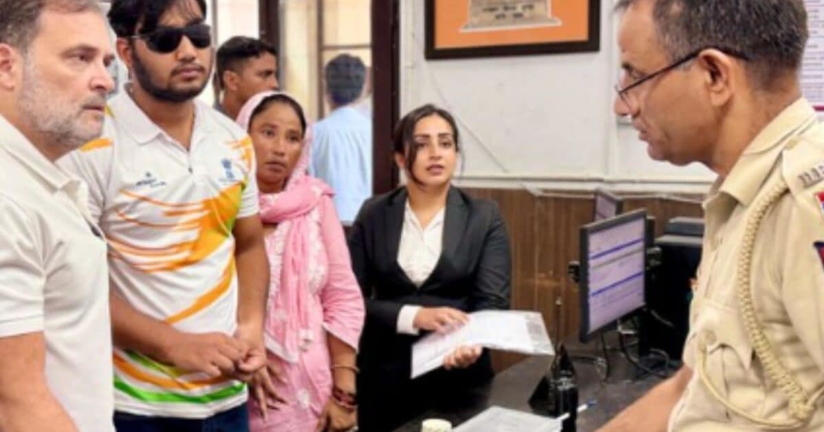 कानून से ऊपर कोई नहीं... राहुल गांधी के धरने के खिलाफ पुलिस कमिश्नर से शिकायत, FIR की मांग