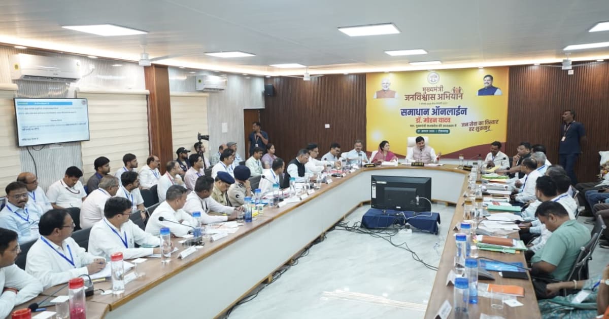 मुख्यमंत्री डॉ यादव ने स्थानीय नागरिकों से संवाद कर सुनी उनकी समस्याएं