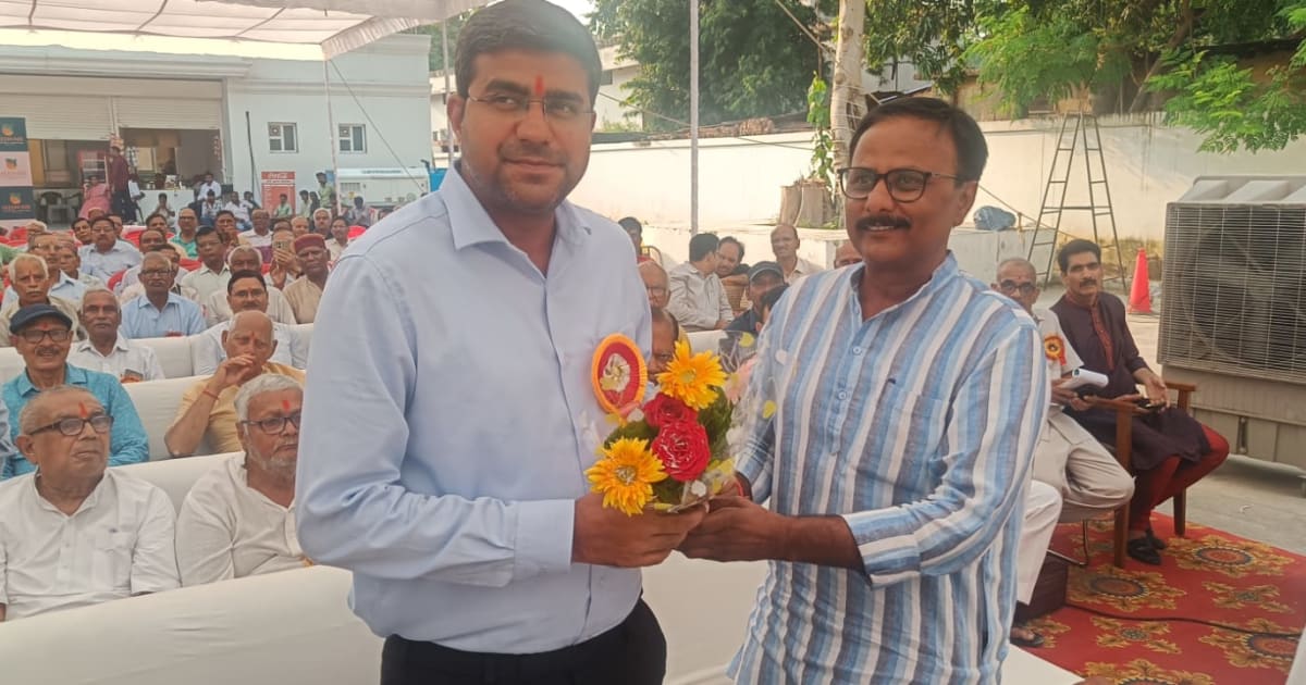 अंतरराष्ट्रीय वरिष्ठ नागरिक दिवस पर बुजुर्गों का सम्मान, डीएम और नगर आयुक्त ने बढ़ाया हौसला