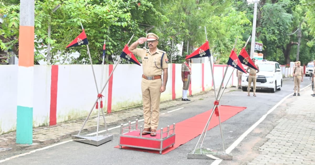 जालौन एसपी ने शुक्रवार परेड की ली सलामी, पुलिस लाइन का किया निरीक्षण