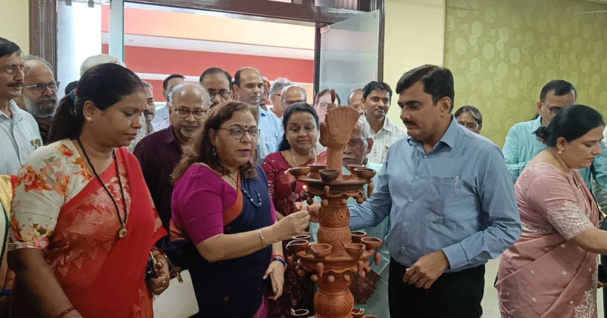 गोरखपुर में अंतरराष्ट्रीय ललित कला प्रदर्शनी का शुभारंभ, कला और विरासत का दिखा संगम
