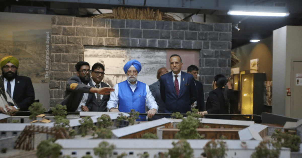 हरदीप सिंह पुरी ने मॉरिशस में 'आप्रवासी घाट' का दौरा किया