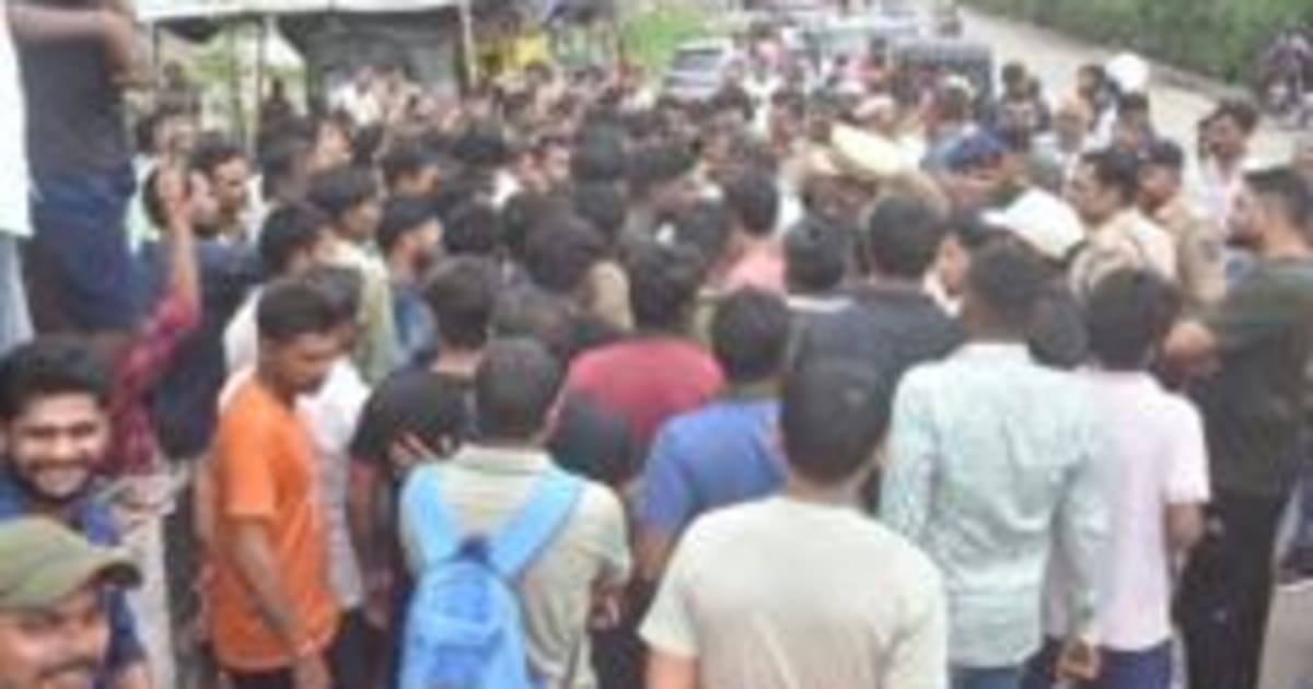सूरत के कुछ कारखानों में बिना वीकली ऑफ़ 12 घंटे काम, मज़दूरों ने उठाई आवाज़