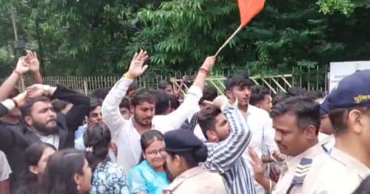 MP में छात्र संघ चुनाव से पहले ही भिड़े ABVP-NSUI, पुलिस के साथ छात्रों की धक्का-मुक्की; कटा हंगामा