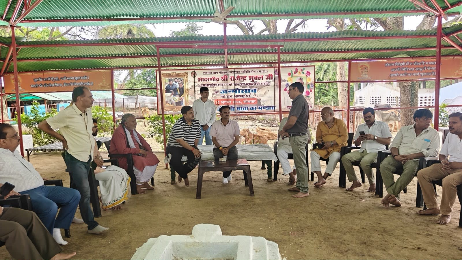 गौशाला को लेकर अधिकारियों को निर्देश देते उपमुख्यमंत्री