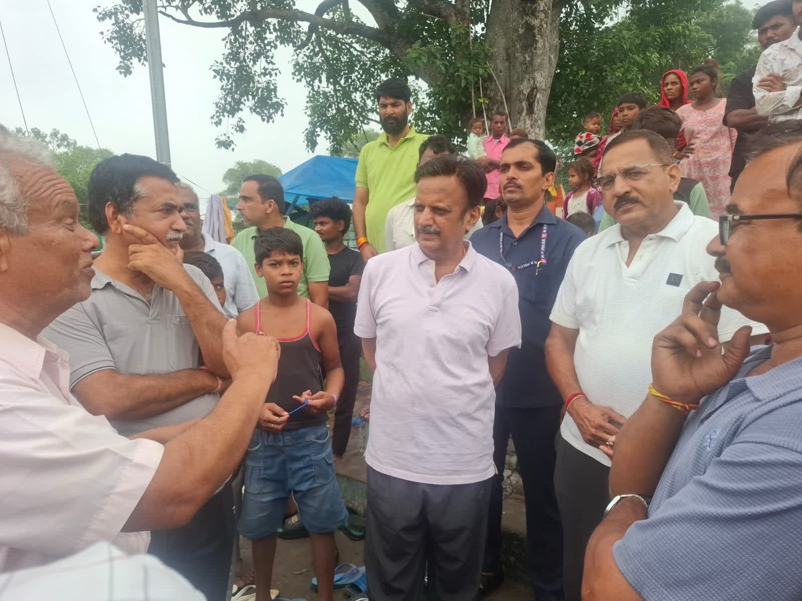 प्रभावितों से चर्चा करते उपमुख्यमंत्री