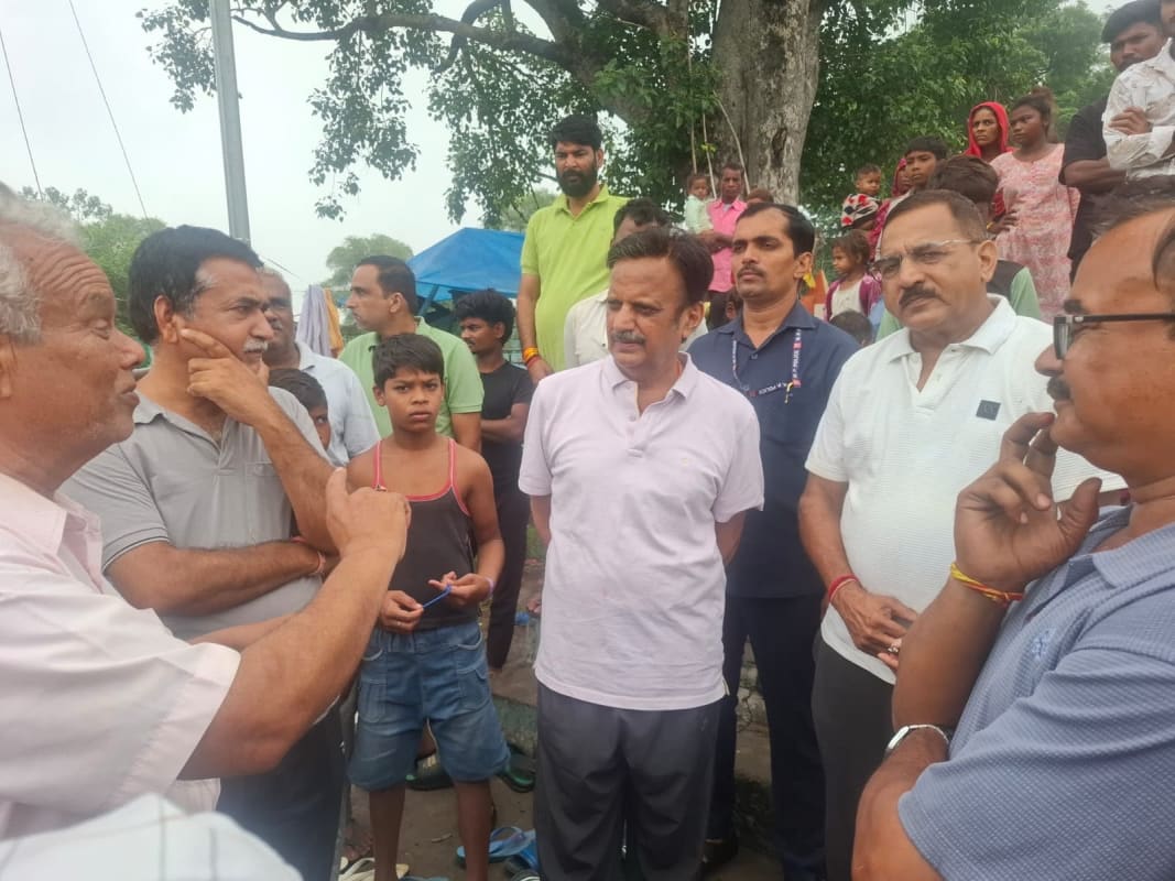 उप मुख्यमंत्री राजेन्द्र शुक्ल ने जलमग्न क्षेत्रों का दौरा कर लिया स्थिति का जायजा पीड़ित परिवारों के घर पहुंचकर जलभराव से हुए नुकसान का किया प्रत्यक्ष अवलोकन, राहत शिविरों में भोजन, पेयजल और चिकित्सा व्यवस्थाओं की ली जानकारी