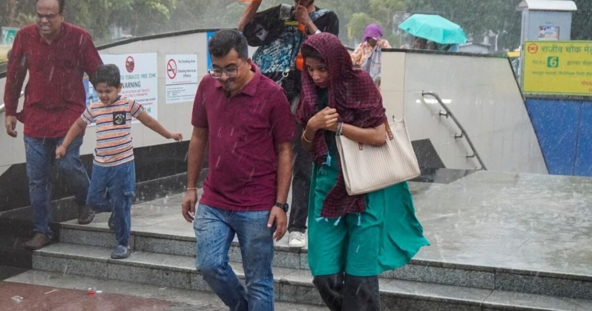 Aaj Ka Mausam: दिल्ली-NCR में सुबह-सुबह बारिश, UP से बिहार-बंगाल तक जमकर बरसेंगे बदरा, IMD का अलर्ट