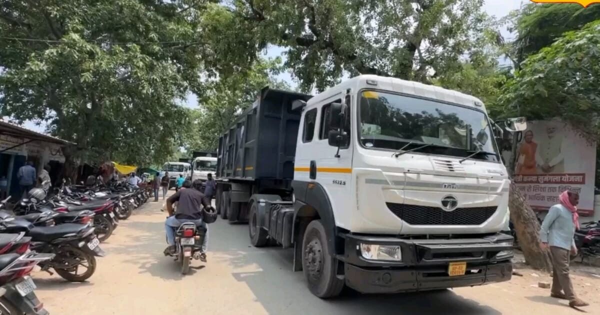 जौनपुर RTO कार्यालय में 50 हजार की रिश्वत मांगने पर पांच ट्रेलर ऑफिस के बाहर खड़ा कर रास्ता किया जाम, विनय सिंह ने लगाए आरोप