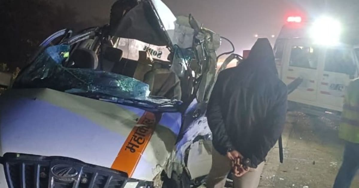 ट्रक से टकराई श्रद्धालुओं से भरी कार, 3 की मौत:8 गंभीर, सीहोर के कुबेरेश्वर धाम जा रहे थे; बैतूल में मुलताई फोरलेन पर हादसा