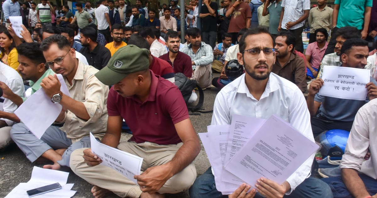झारखंड में छात्रों का हंगामा, पुलिस से झड़प, पुतला फूंकने पर बवाल