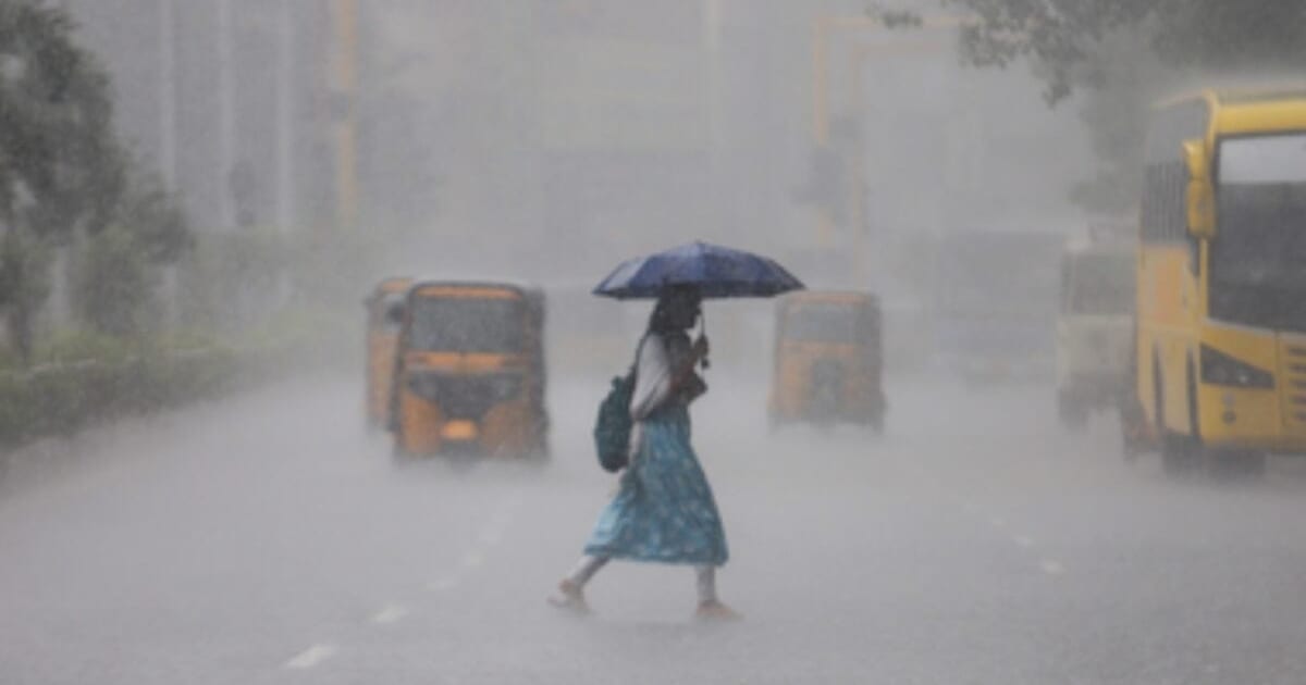 IMD Alert: आंधी-तूफान के साथ गदर काटेगी बारिश, बिजली भी चमकेगी, रविवार को दिखेगा असली रूप