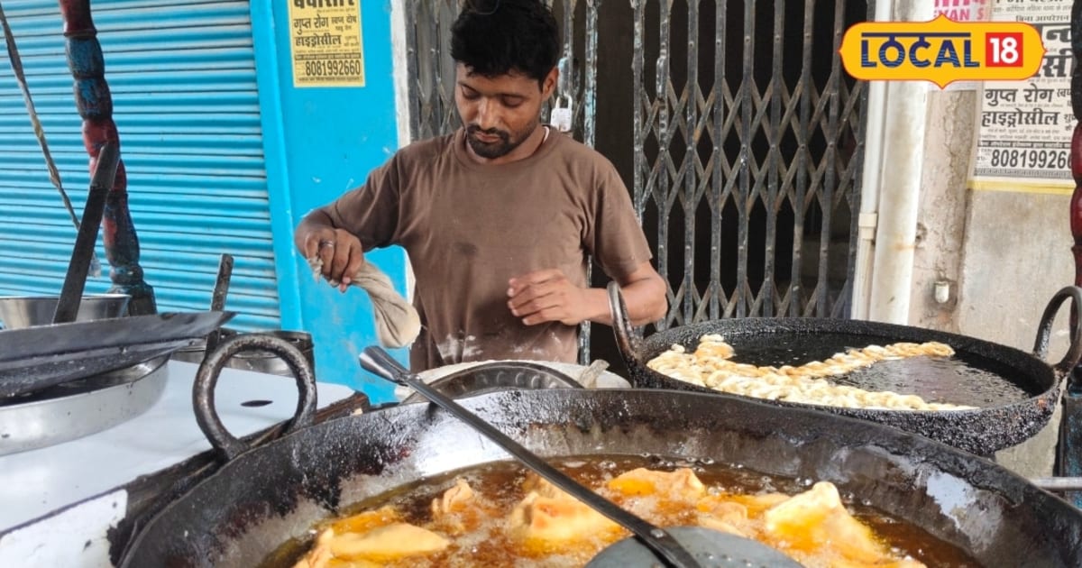 सुल्तानपुर: मूंगफली, हींग, हरी मटर से 1986 से डाकखाना चौराहे पर बन रहा समोसा, दादा, पिता के स्वाद को आगे बड़ा रहा पोता