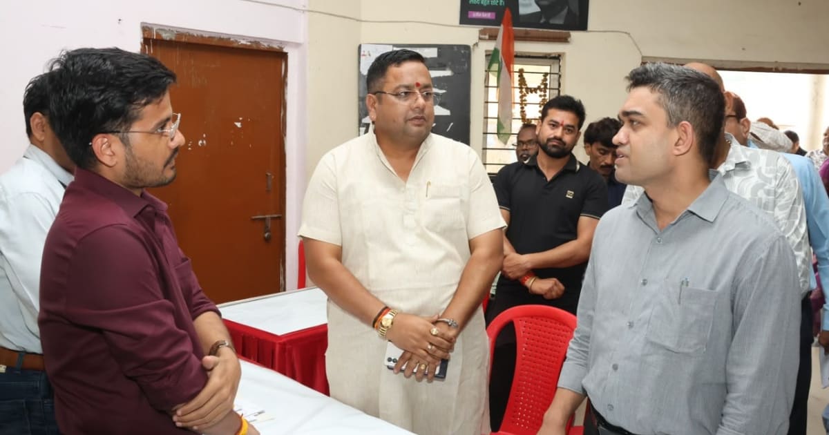 12 साल से घर के आधिपत्य का इंतजार खत्म, जनविश्वास अभियान में पिंक सिटी के दो परिवारों को मिली राहत