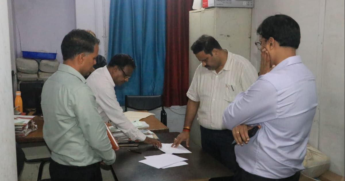 बच्चों के साथ बैठकर संभागायुक्त ने किया मिड-डे मील, भोजन की गुणवत्ता और स्वाद परखा