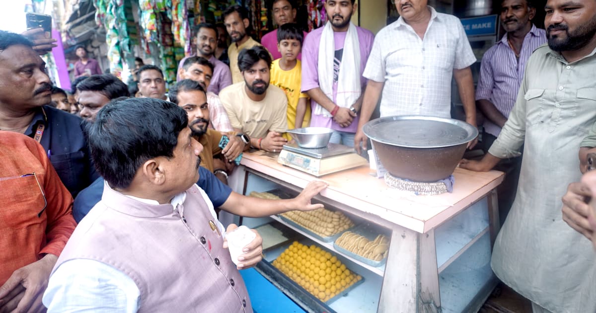 टीकमगढ़ में CM मोहन यादव का सहज अंदाज, दुकान पर रुककर चखी पारंपरिक लस्सी