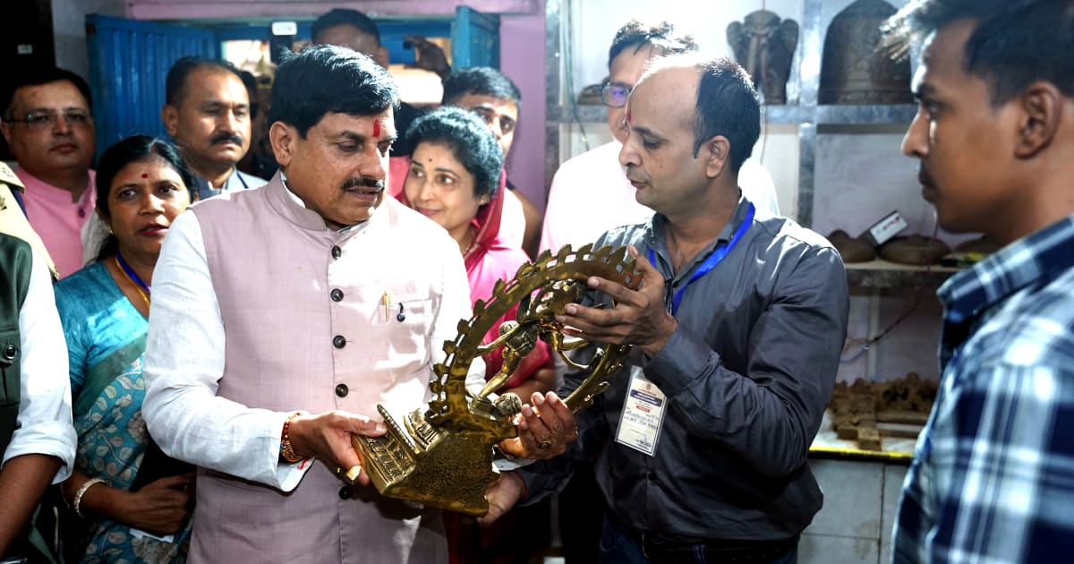 टीकमगढ़ में पीतल शिल्पकार के घर पहुंचे CM मोहन यादव, पारंपरिक कला को राष्ट्रीय पहचान दिलाने पर जोर