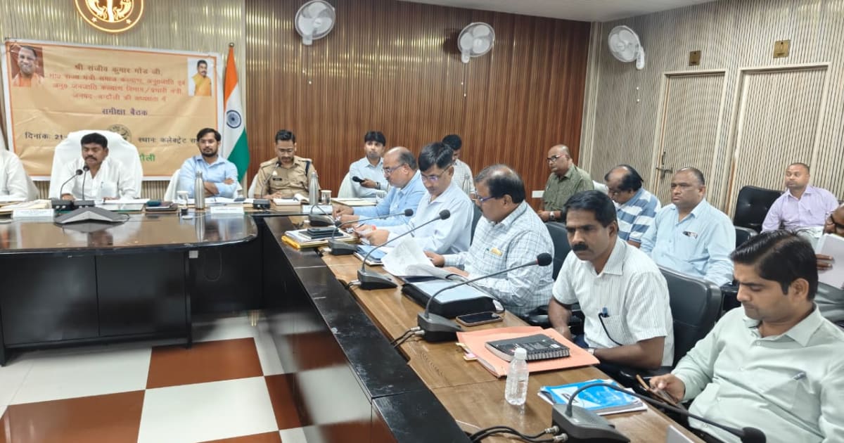 चंदौली में प्रभारी मंत्री ने समीक्षा बैठक में विकास कार्यों को समयसीमा के भीतर पूरा करने का दिया निर्देश,