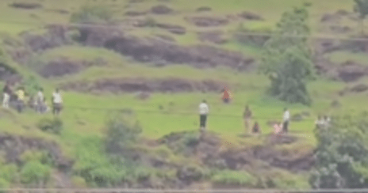 महाराष्ट्रः मोबाइल फ़ोन के विवाद में बाप-बेटे की खाई में गिर कर मौत, मां ने भी दी जान