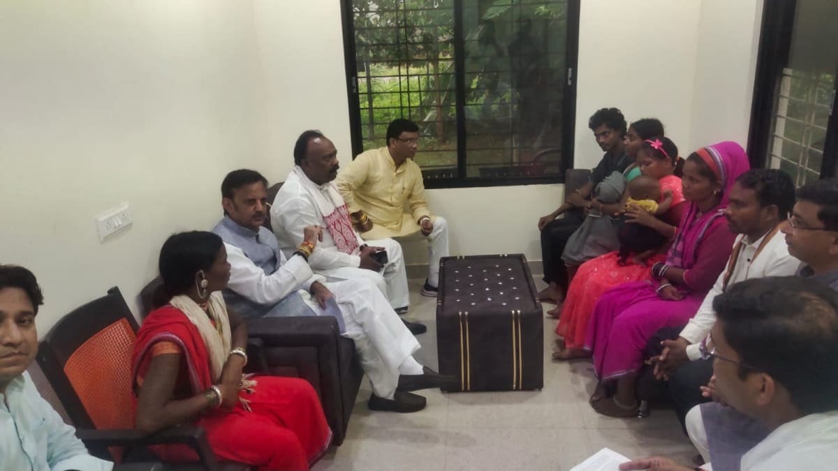 बीमारी से प्रभावित बैगा परिवारों से मछुरदा पहुंचकर उप मुख्यमंत्री श्री राजेन्द्र शुक्ल ने की चर्चा