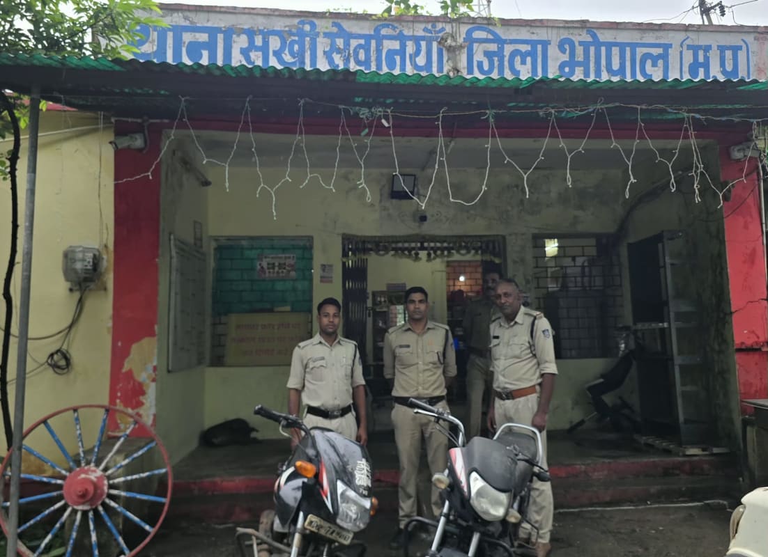 कंपनी गेट के बाहर से बाइक चोरी, जांच आगे बढ़ी तो दो मोटरसाइकिलों के साथ आरोपी गिरफ्तार