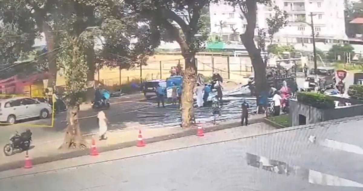 बाइक का लगा ब्रेक और शरीर के आर-पार हुईं सरिया, तड़प-तड़प कर निकला दम, कैमरे में कैद हुआ भयानक हादसा