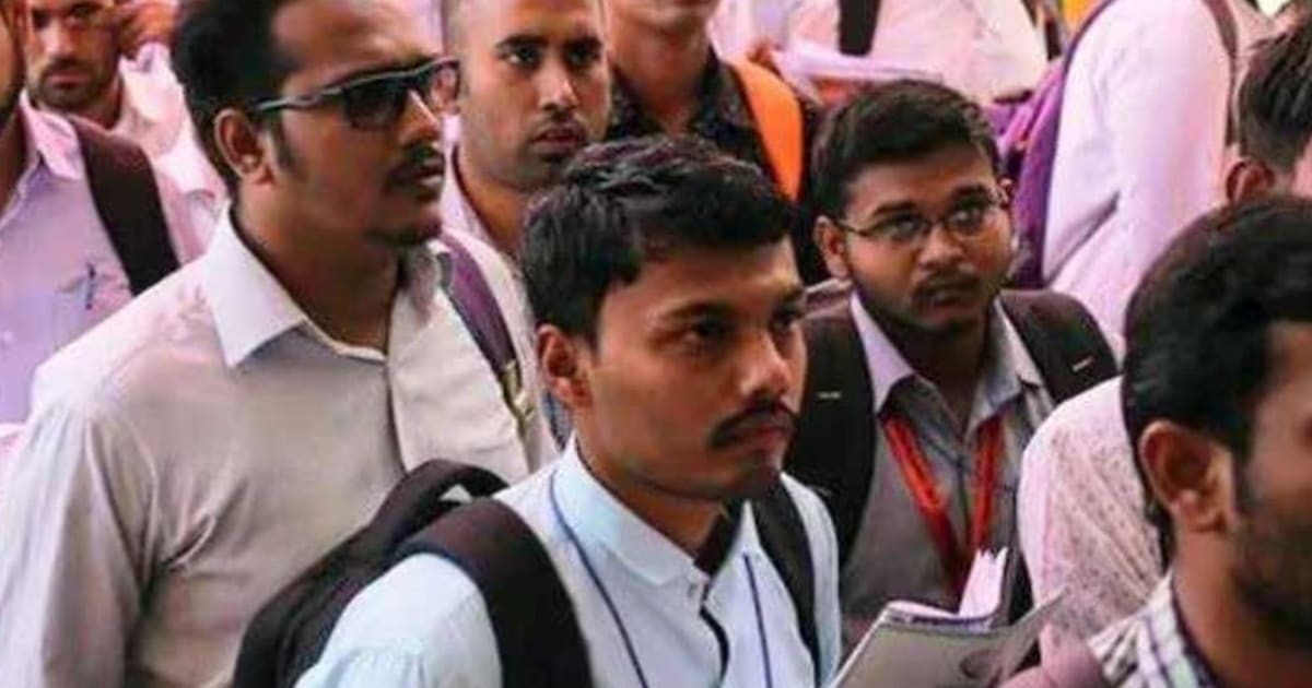 केंद्र में खाली पद 4.2 लाख से बढ़कर 8.24 लाख:सरकारी कंपनियों में 50% ठेके के कर्मचारी; कॉमर्स विभाग में आधे पद खाली