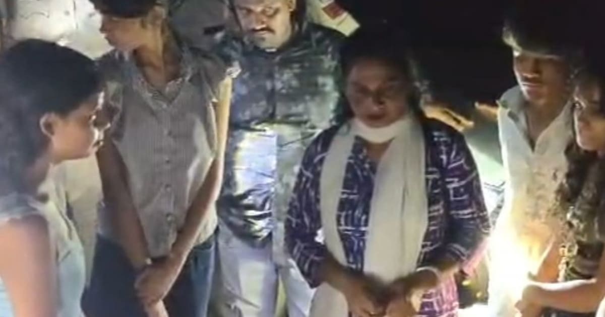नदी का जलस्तर बढ़ा, गुफा में फंसे 7 स्टूडेंट:सागर में पिकनिक मनाने गए थे, ढाई घंटे पत्थरों पर बैठे रहे; SDERF ने किया रेस्क्यू