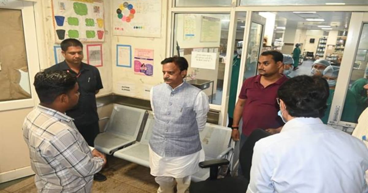 उप मुख्यमंत्री श्री शुक्ल ने अस्पताल में भर्ती छिंदवाड़ा के बच्चों के चल रहे उपचार की ली जानकारी