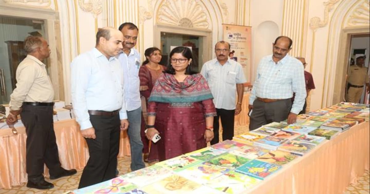 ग्वालियर- राष्ट्रीय पुस्तक न्यास की पुस्तक प्रदर्शनी का कलेक्टर ने किया शुभारंभ