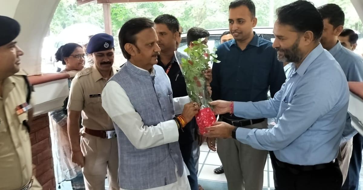 मंडला पहुंचे उप मुख्यमंत्री राजेन्द्र शुक्ल, विकास कार्यों एवं प्रशासनिक गतिविधियों की समीक्षा