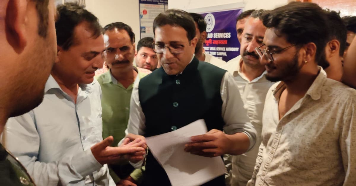 जिलाधिकारी के आश्वासन के बाद विधायक ने धरना समाप्त किया