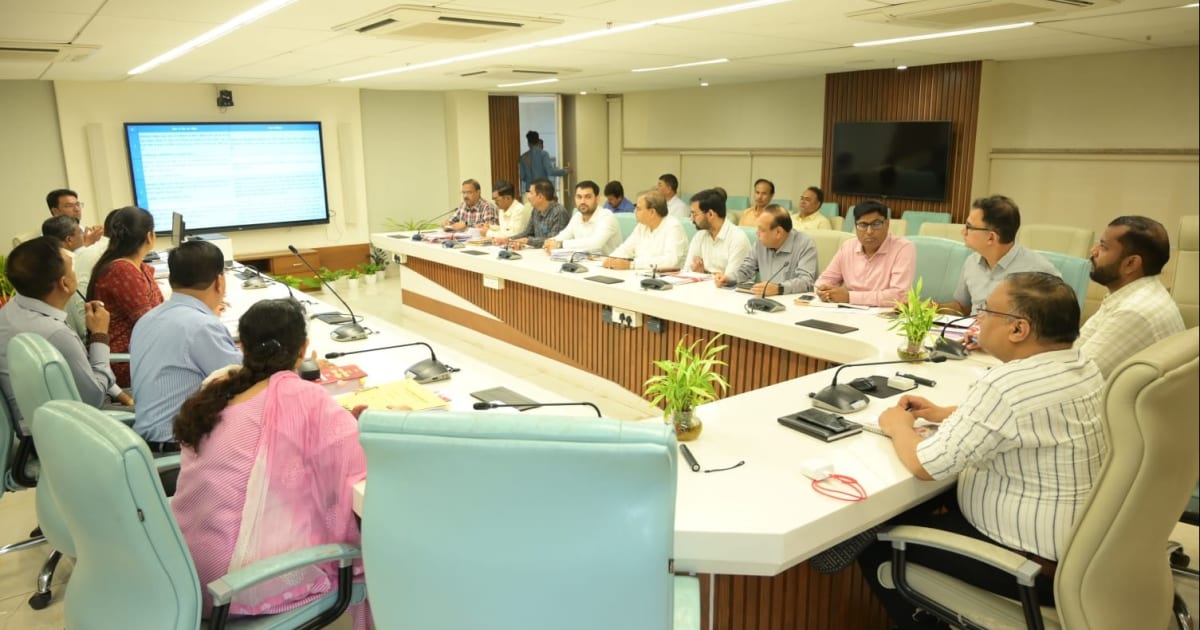 इंदौर: संभागायुक्त भास्कर लक्षकार ने ली इंदौर विकास प्राधिकरण के कार्यों की समीक्षा बैठक