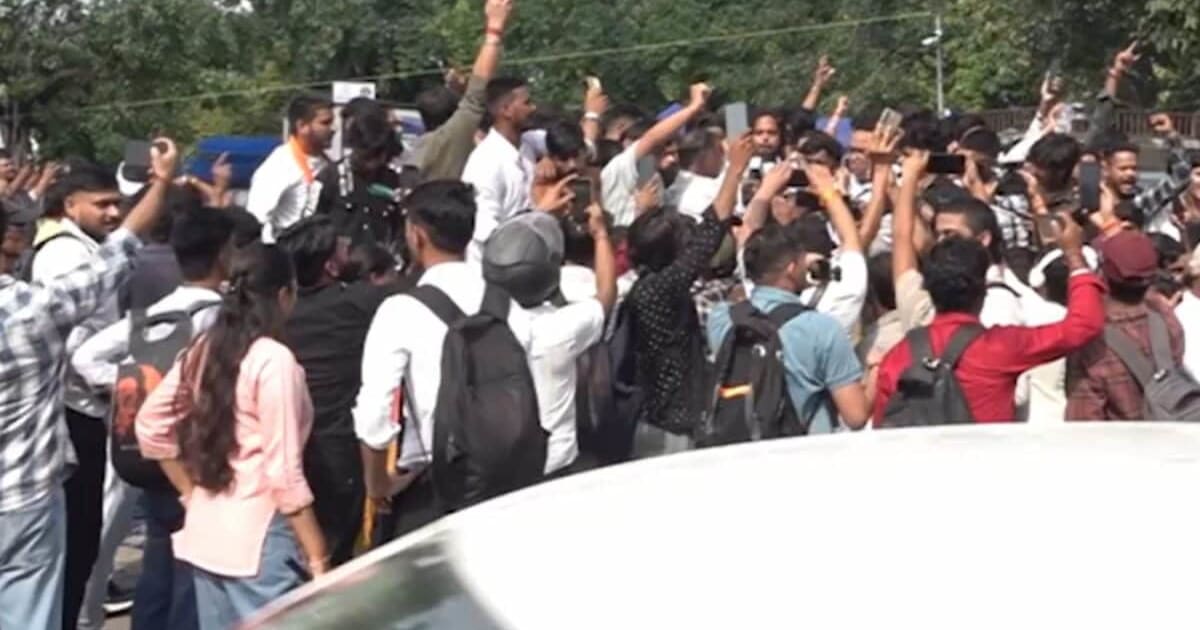 जाति नहीं, गरीबी बने आधार... जंतर-मंतर के बाद अब कनॉट प्लेस में आरक्षण नीति में सुधार को लेकर प्रदर्शन
