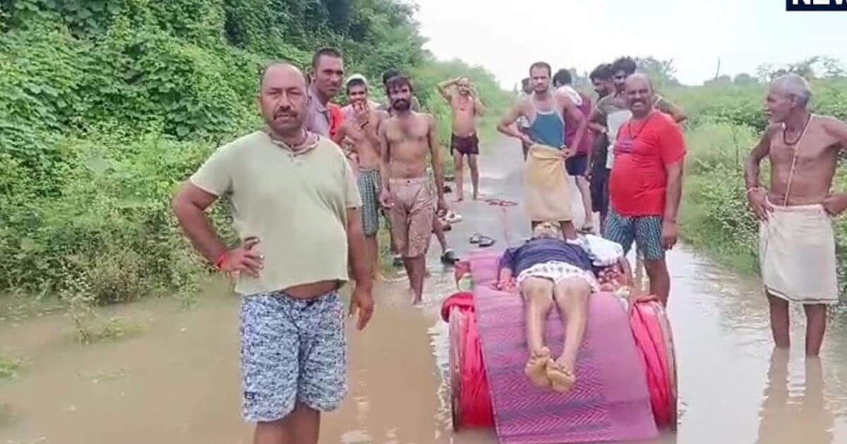 Rewa: बाढ़ के कारण रास्ता था बंद, ड्रम पर शव रखकर पार कराया, मदद मांगने पर सरपंच का चौंकाने वाला जवाब