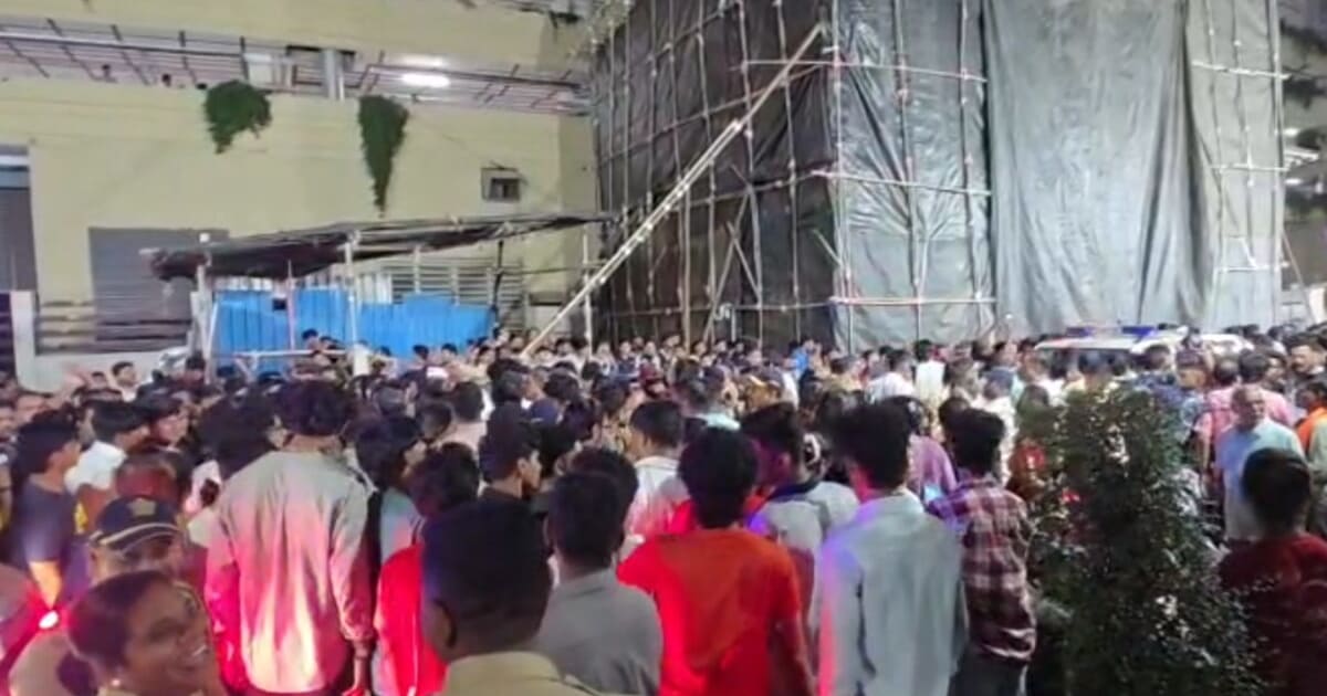 Mumbai News: मुंबई में भगवान गणेश की प्रतिमा ला रही भीड़ पर अंडे फेंकने का आरोप, बवाल मचा तो पहुंची पुलिस