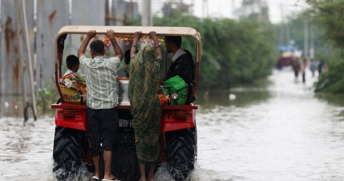 IMD Weather Today: बंगाल की खाड़ी में फिर जागा दानव, कई राज्यों में तबाही वाली बारिश, 2-3 दिनों तक चलेगा तांडव