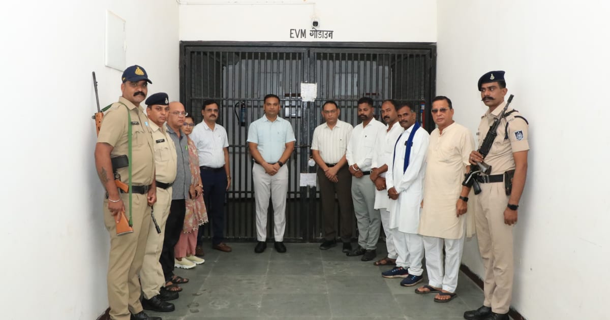 झाबुआ- कलेक्टर एवं पुलिस अधीक्षक द्वारा ईवीएम वेयरहाउस का किया गया निरीक्षण