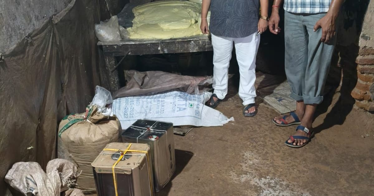 भिण्ड- 50 किलोग्राम मावा, 32 किलो वनस्पति एवं 13.8 किलोग्राम ग्लूकोज पाउडर किया जप्त
