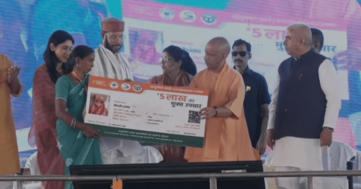 रायबरेली में सीएम योगी ने सपेरा समुदाय के लोगों को सौंपे आवास, योजनाओं का दिया लाभ