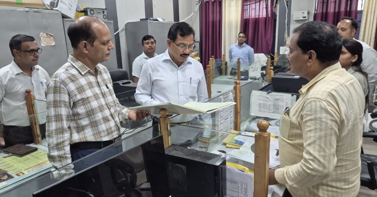 जिला बेसिक शिक्षा कार्यालय का जिलाधिकारी ने किया औचक निरीक्षण, लंबित प्रकरणों के समयबद्ध निस्तारण के निर्देश।