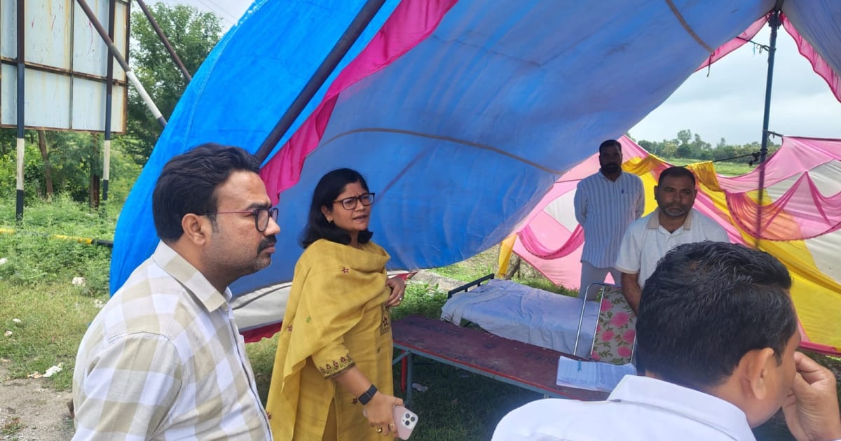 ग्वालियर: अवैध खनिज उत्खनन और परिवहन पर प्रशासन सख्त, कलेक्टर ने किया चेक पोस्ट का औचक निरीक्षण