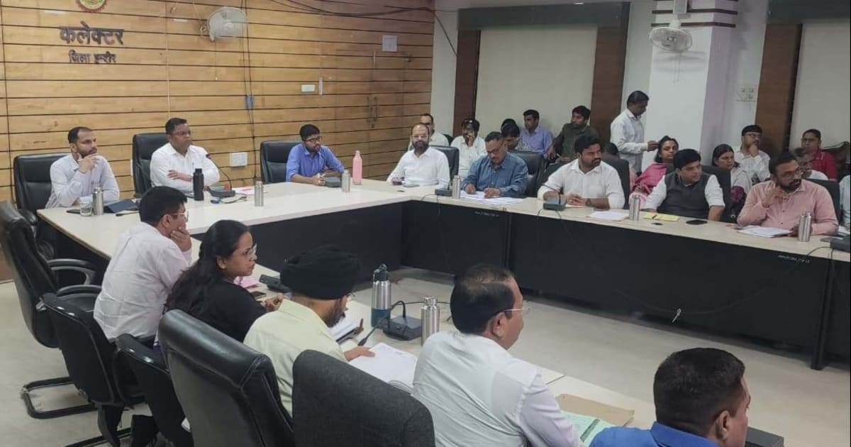 इन्दौर : सीएम हेल्पलाइन के प्रकरणों में लापरवाही पर पाँच अधिकारी-कर्मचारियों पर कार्रवाई