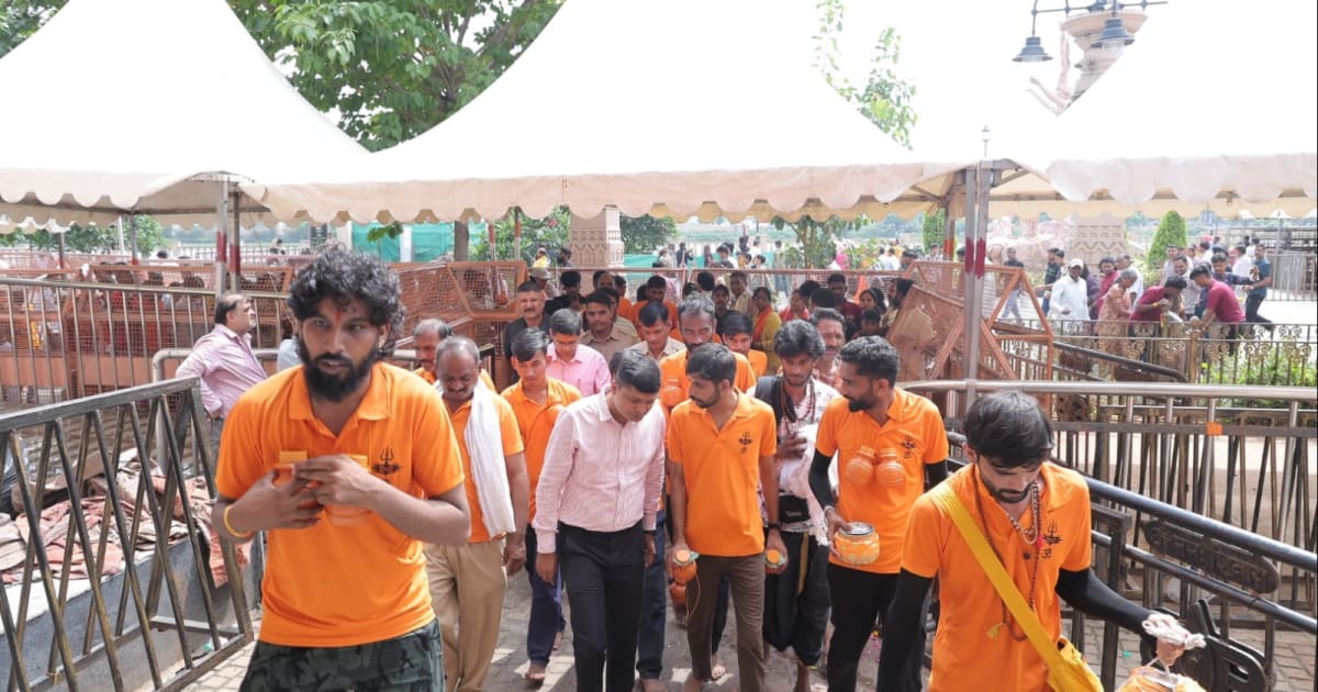 उज्जैन : कलेक्टर ने कांवड़ यात्रियों के साथ भगवान श्री महाकालेश्वर को जल अर्पित किया