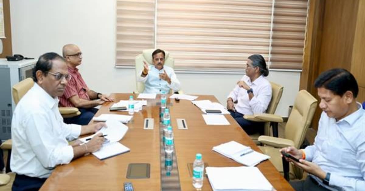 संवेदनशील एवं आवश्यकता वाले क्षेत्रों में स्वास्थ्य सेवाओं की निरंतर उपलब्धता सुनिश्चित की जाए : उप मुख्यमंत्री श्री शुक्ल