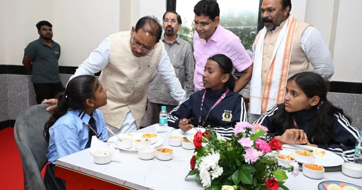 मुख्यमंत्री ने ‘अटल उत्कृष्ट शिक्षा योजना’ के तहत उत्कृष्ट प्रदर्शन करने वाले निर्माण श्रमिकों के मेधावी बच्चों को किया सम्मानित