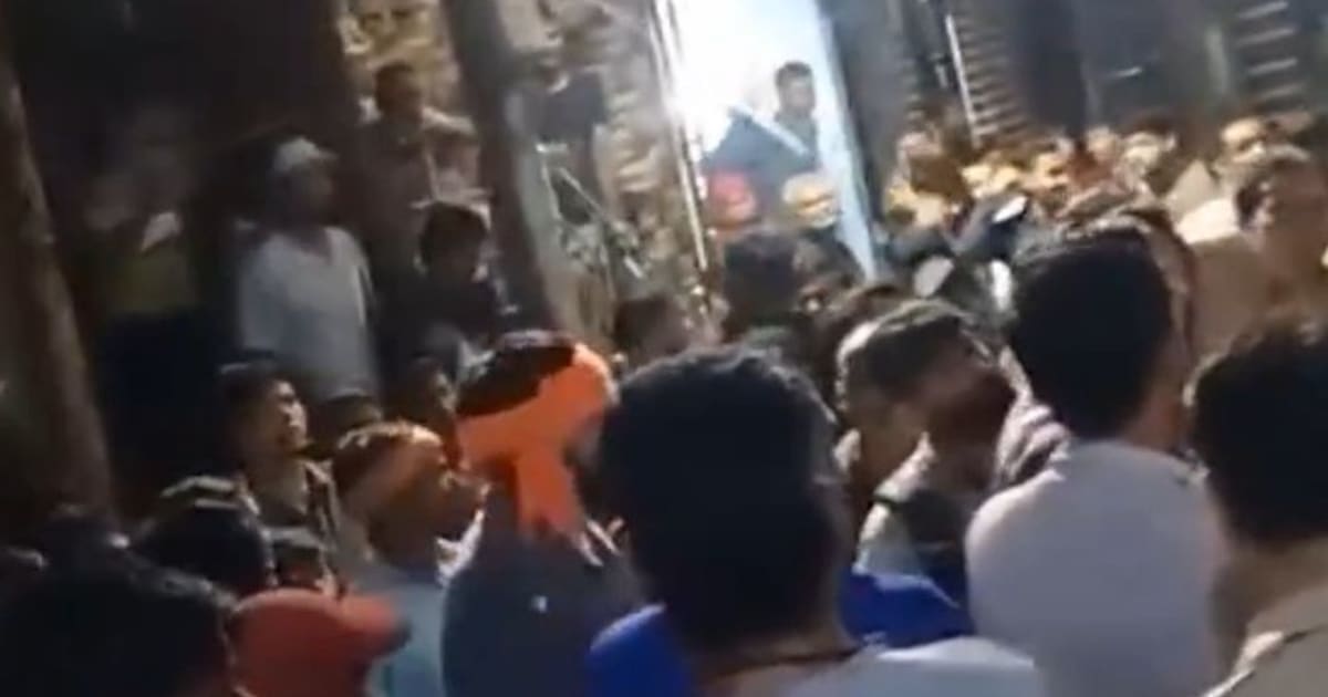 भास्कर अपडेट्स:दिल्ली- आरक्षण विरोधी प्रदर्शन के खिलाफ फेसबुक पर कमेंट, आरोपी के घर के बाहर सैकड़ों जुटे