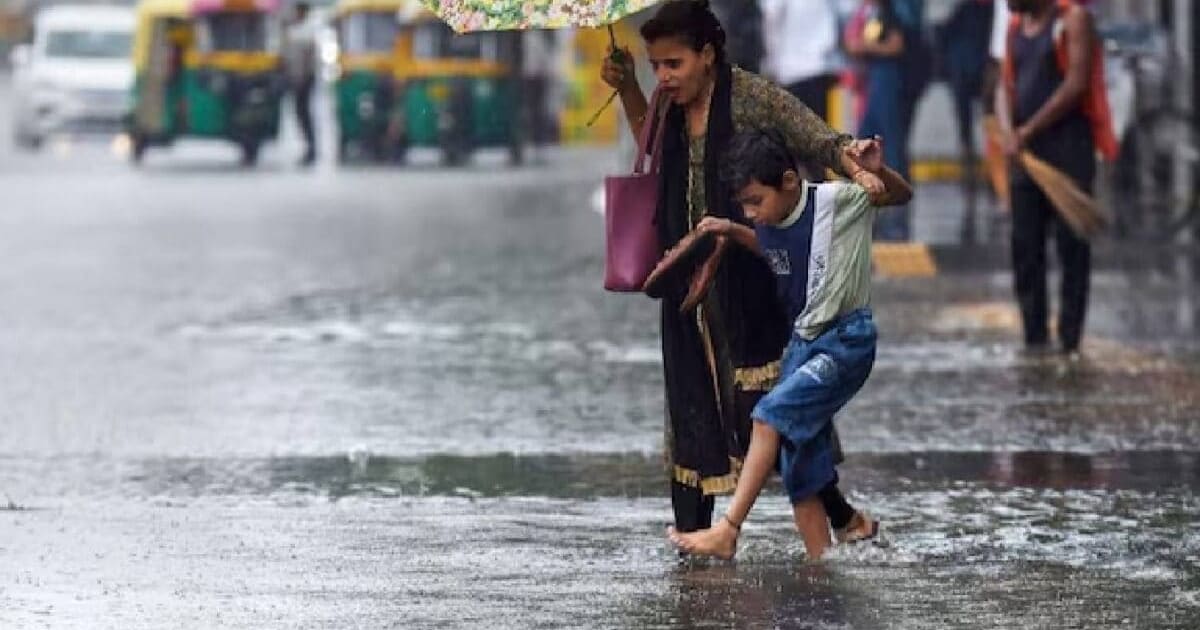 Aaj Ka Mausam: बंगाल की खाड़ी में उठा बवंडर द‍िखाने लगा असर, बिहार-यूपी से लेकर दिल्ली तक बार‍िश, IMD का अलर्ट
